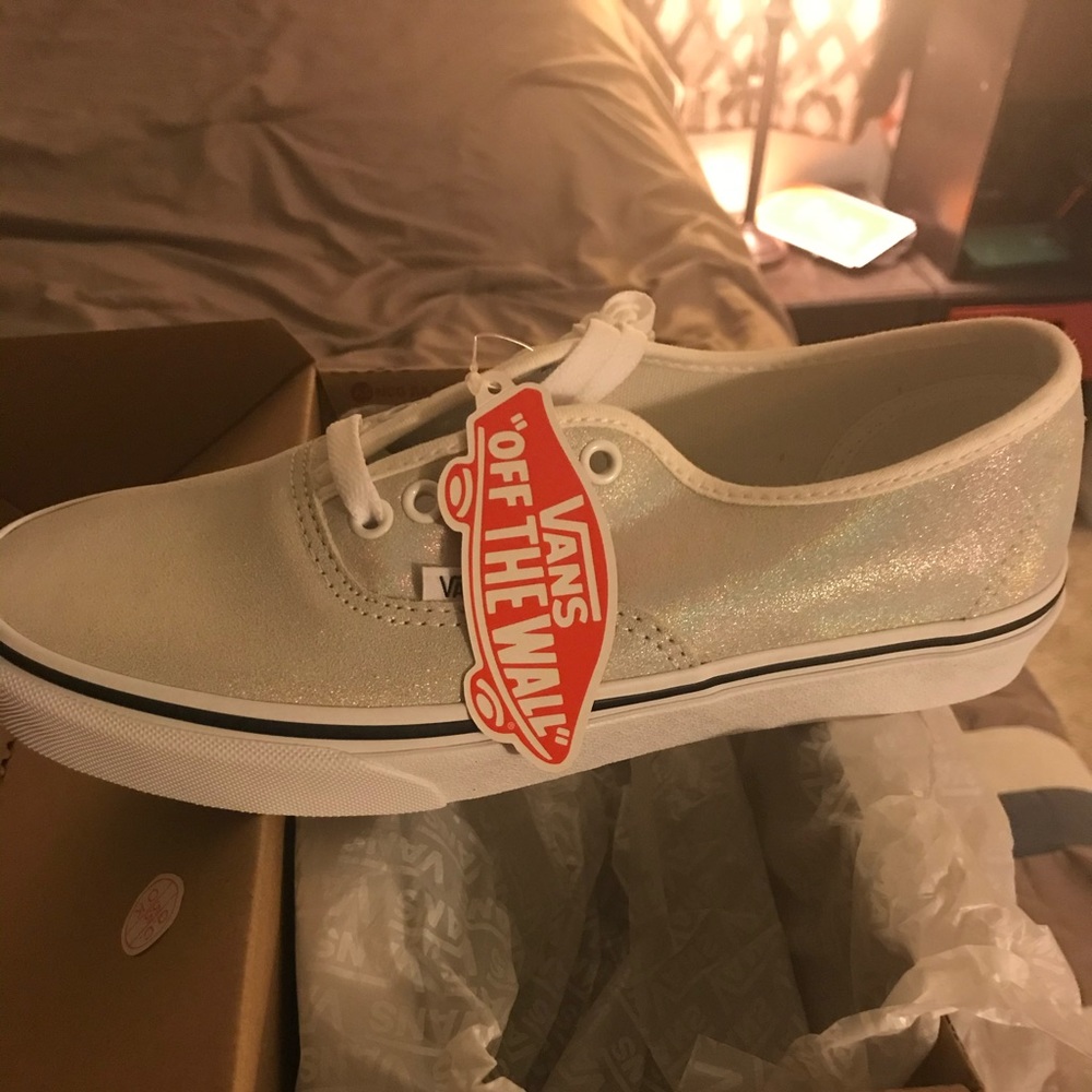 New white metallic Vans 7.5 Men’s 9 women